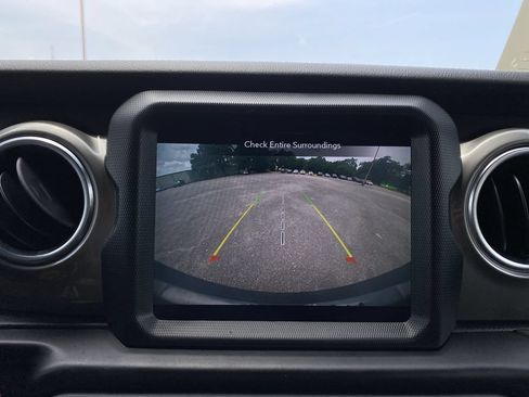 Used 2022 Jeep Wrangler Unlimited Sahara AWD/4WD image 23
