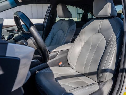 Used 2020 Toyota Avalon XLE image 26