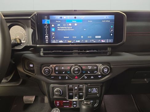 Used 2024 Jeep Wrangler Unlimited Rubicon image 16