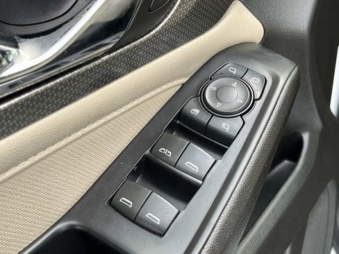 Used 2022 Chevrolet Traverse Premier FWD image 30