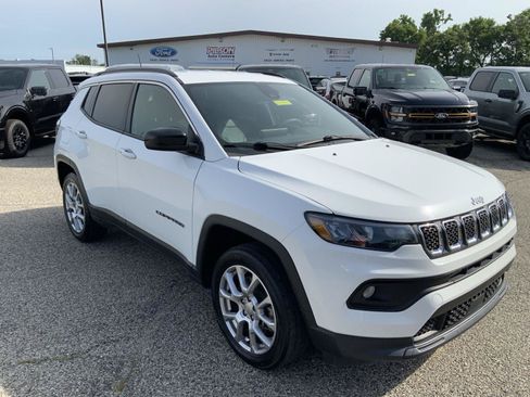 Used 2023 Jeep Compass Latitude AWD/4WD image 2