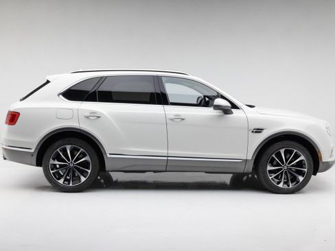 Used 2017 Bentley Bentayga image 11