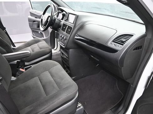 Used 2020 Dodge Grand Caravan SE image 17