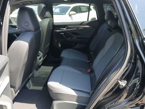 Used 2025 Volkswagen Tiguan SE R-Line image 24