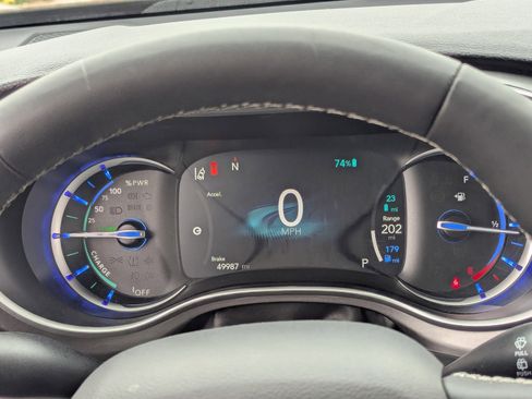 Used 2024 Chrysler Pacifica Select image 25