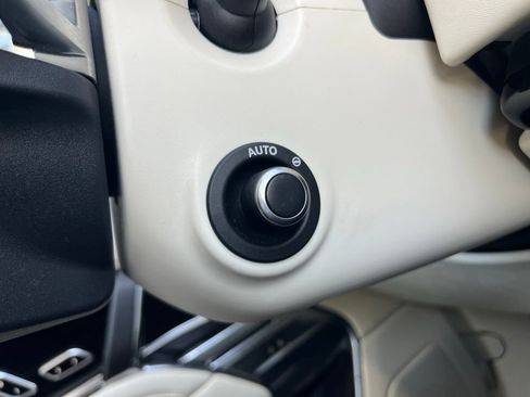 Used 2023 Land Rover Range Rover Long Wheelbase SE image 34