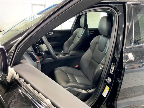 Used 2024 Volvo XC60 B5 Plus image 10