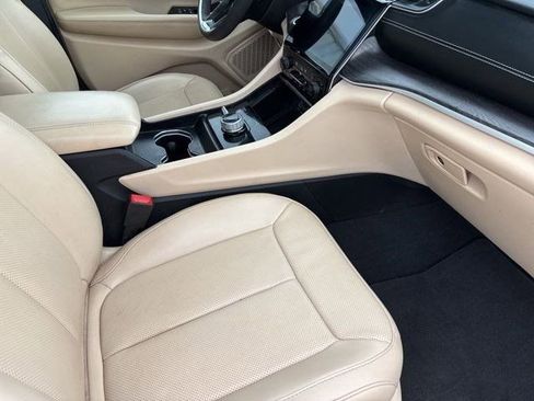 Used 2023 Jeep Grand Cherokee Limited w/ Luxury Tech Group II image 41