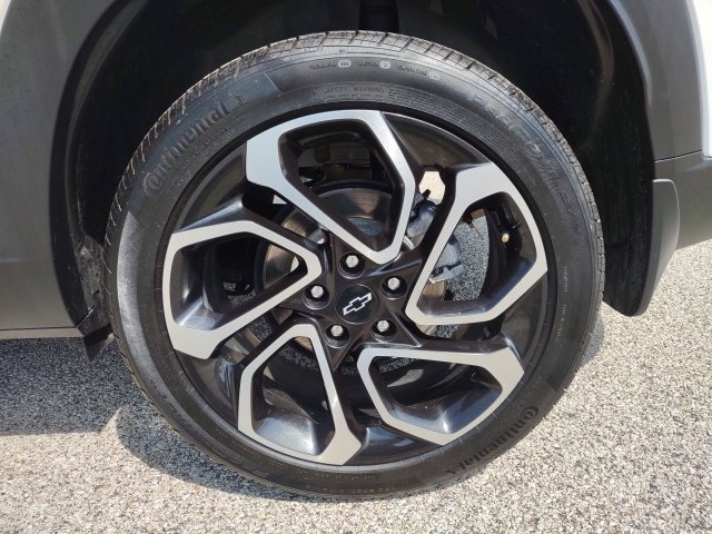 Used 2025 Chevrolet Trax RS w/ Sunroof Package FWD image 26