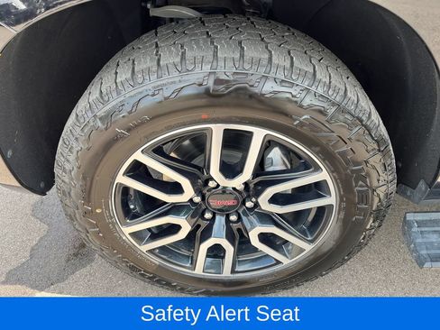 Used 2023 GMC Yukon AT4 w/ AT4 Premium Package AWD/4WD image 33