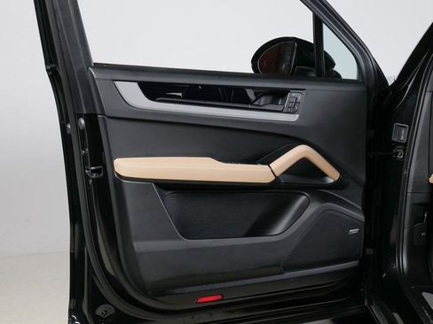 Used 2025 Porsche Cayenne image 25
