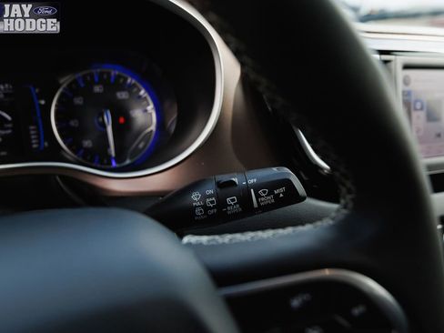 Used 2023 Chrysler Voyager LX image 39