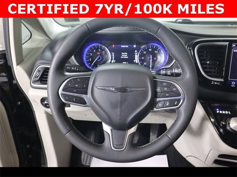 Used 2023 Chrysler Pacifica Touring-L image 20