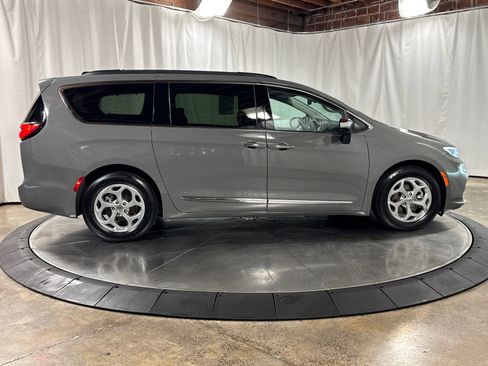Used 2023 Chrysler Pacifica Limited FWD image 9