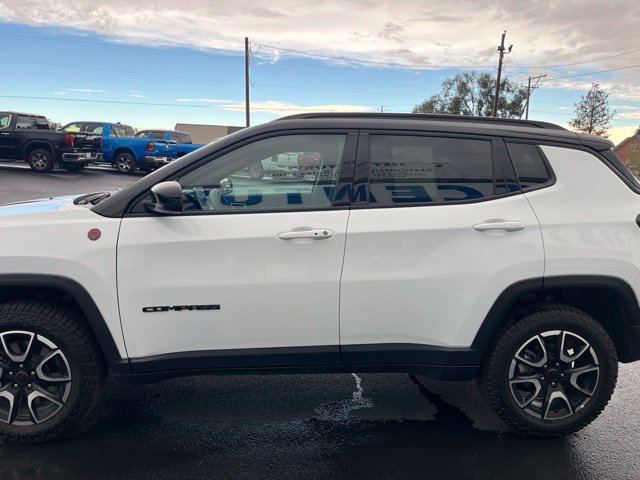 Used 2025 Jeep Compass Trailhawk AWD/4WD image 5