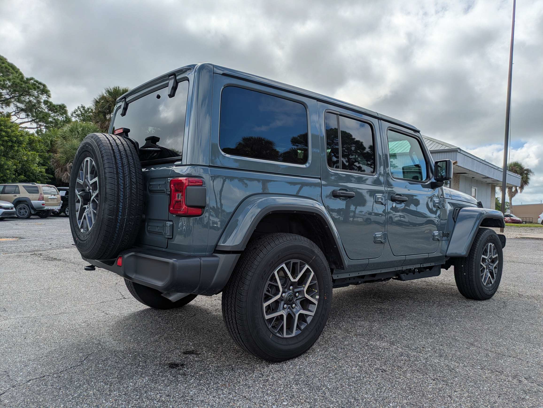 Used 2026 Jeep Wrangler Unlimited Sahara AWD/4WD image 4