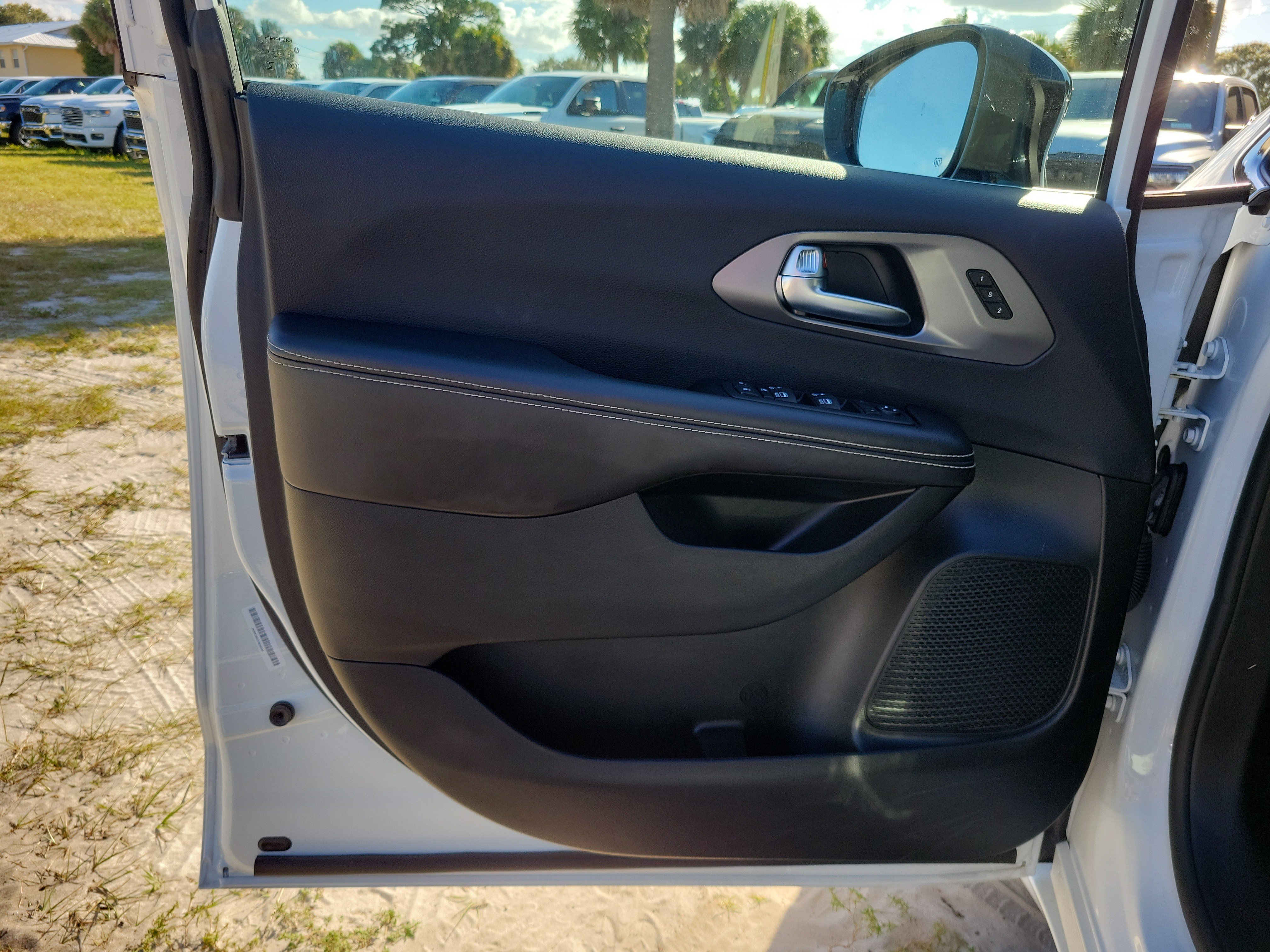 Used 2026 Chrysler Pacifica Select FWD image 14