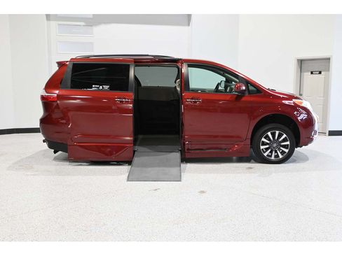 Used 2017 Toyota Sienna XLE FWD image 17
