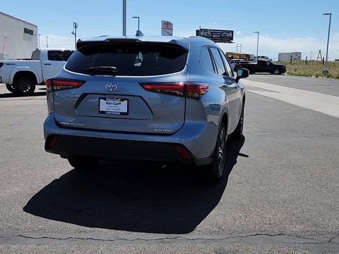 Used 2023 Toyota Highlander XLE AWD/4WD image 3