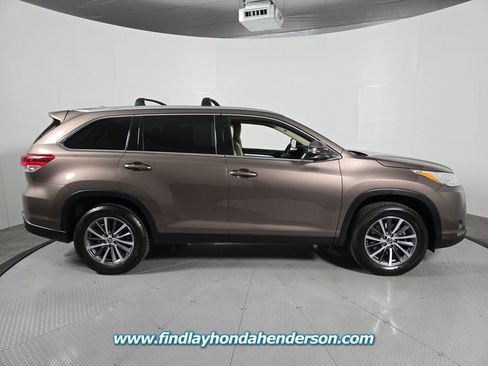 Used 2019 Toyota Highlander XLE image 7