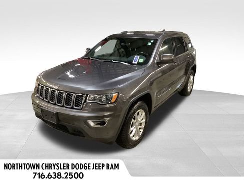Used 2021 Jeep Grand Cherokee Laredo image 2