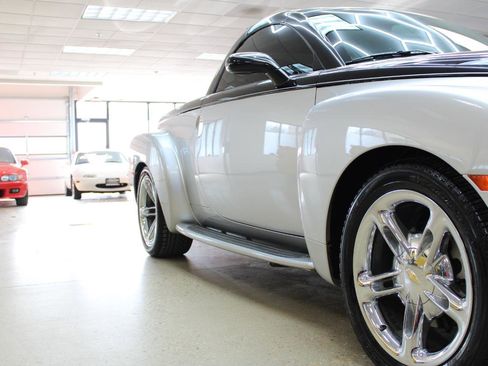 Used 2006 Chevrolet SSR w/ Preferred Equipment Group RWD image 9