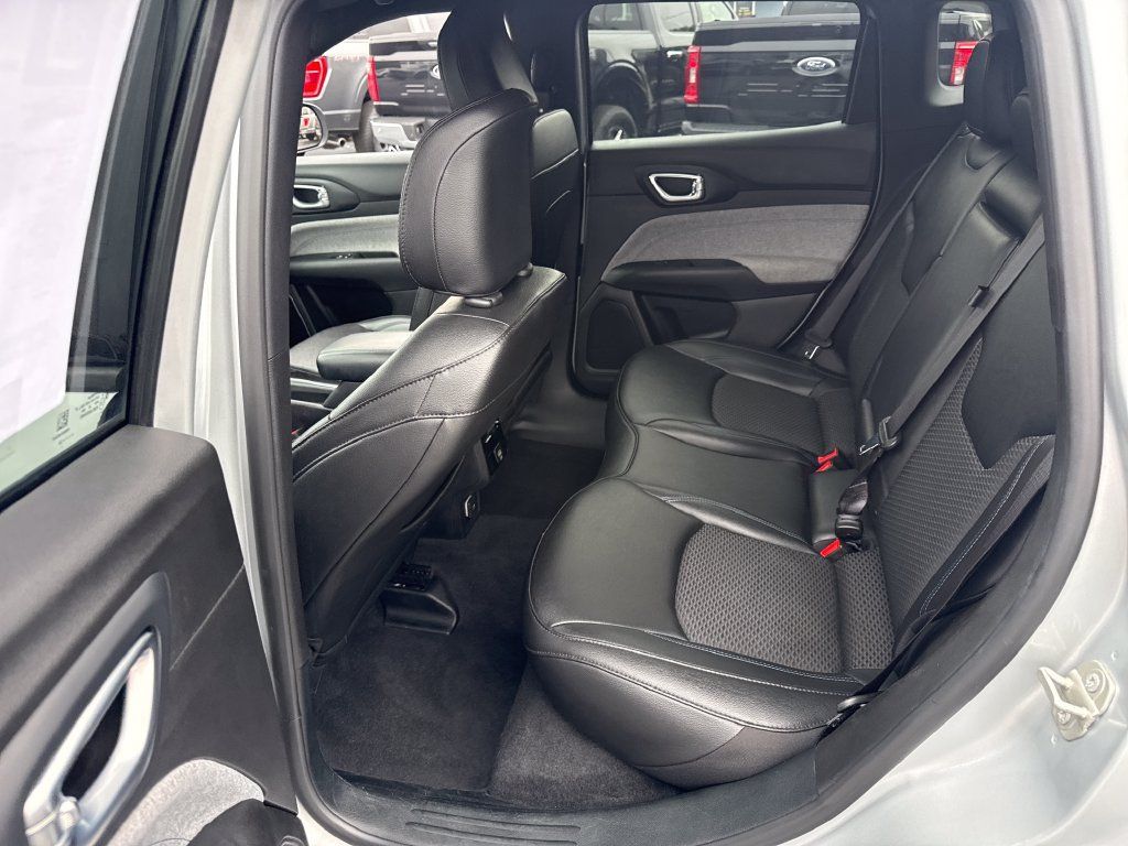 Used 2024 Jeep Compass Latitude AWD/4WD image 14