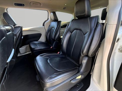 Used 2022 Chrysler Pacifica Touring-L w/ Uconnect Theater Family Group FWD image 19