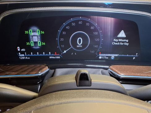 Certified 2024 Cadillac Escalade ESV Premium Luxury Platinum AWD/4WD image 10