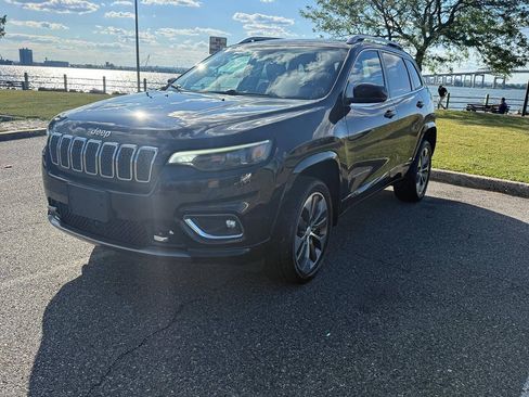 Used 2019 Jeep Cherokee Overland w/ Technology Group AWD/4WD image 3