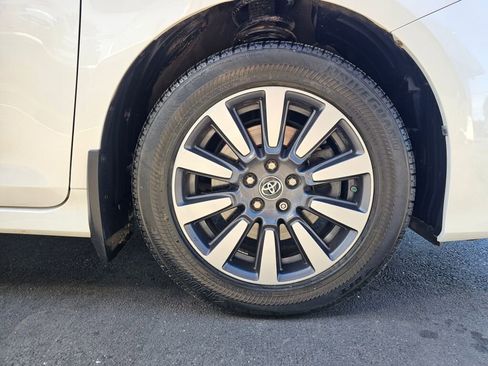 Used 2018 Toyota Sienna Limited AWD/4WD image 9