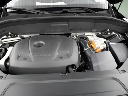 Certified 2025 Volvo XC90 T8 Plus w/ Protection Package Premier image 13