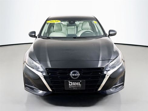 Used 2024 Nissan Altima 2.5 SV AWD/4WD image 3