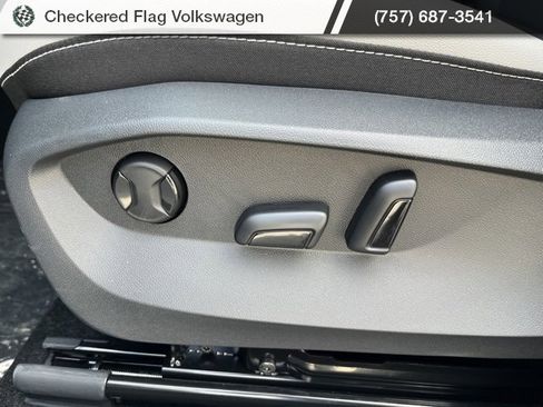 New 2025 Volkswagen Taos SE image 29