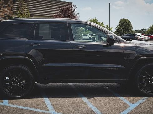 Used 2020 Jeep Grand Cherokee Altitude AWD/4WD image 12