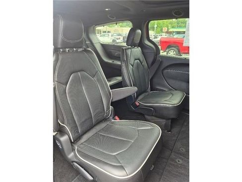 Used 2025 Chrysler Pacifica Limited FWD image 6
