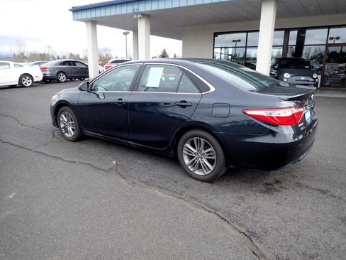 Used 2017 Toyota Camry SE image 3