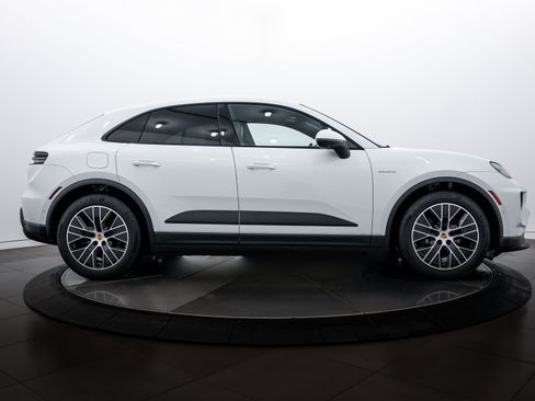 Certified 2025 Porsche Macan Electric image 8