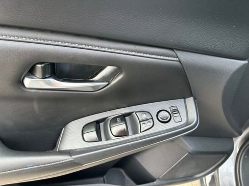 Used 2025 Nissan Sentra SV image 16