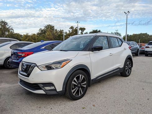 Used 2019 Nissan Kicks SR w/ SR Premium Package image 2