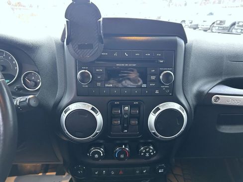 Used 2015 Jeep Wrangler Unlimited Sahara w/ Connectivity Group image 14