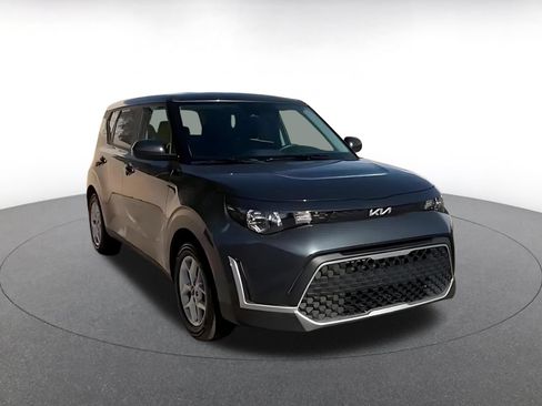 Used 2025 Kia Soul LX w/ LX Technology Package FWD image 14