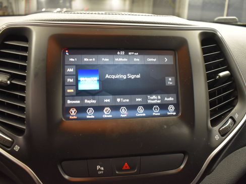 Used 2019 Jeep Cherokee Latitude Plus w/ Cold Weather Group AWD/4WD image 9