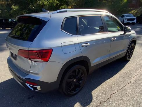 Used 2022 Volkswagen Taos SE w/ IQ.Drive SE Package image 9