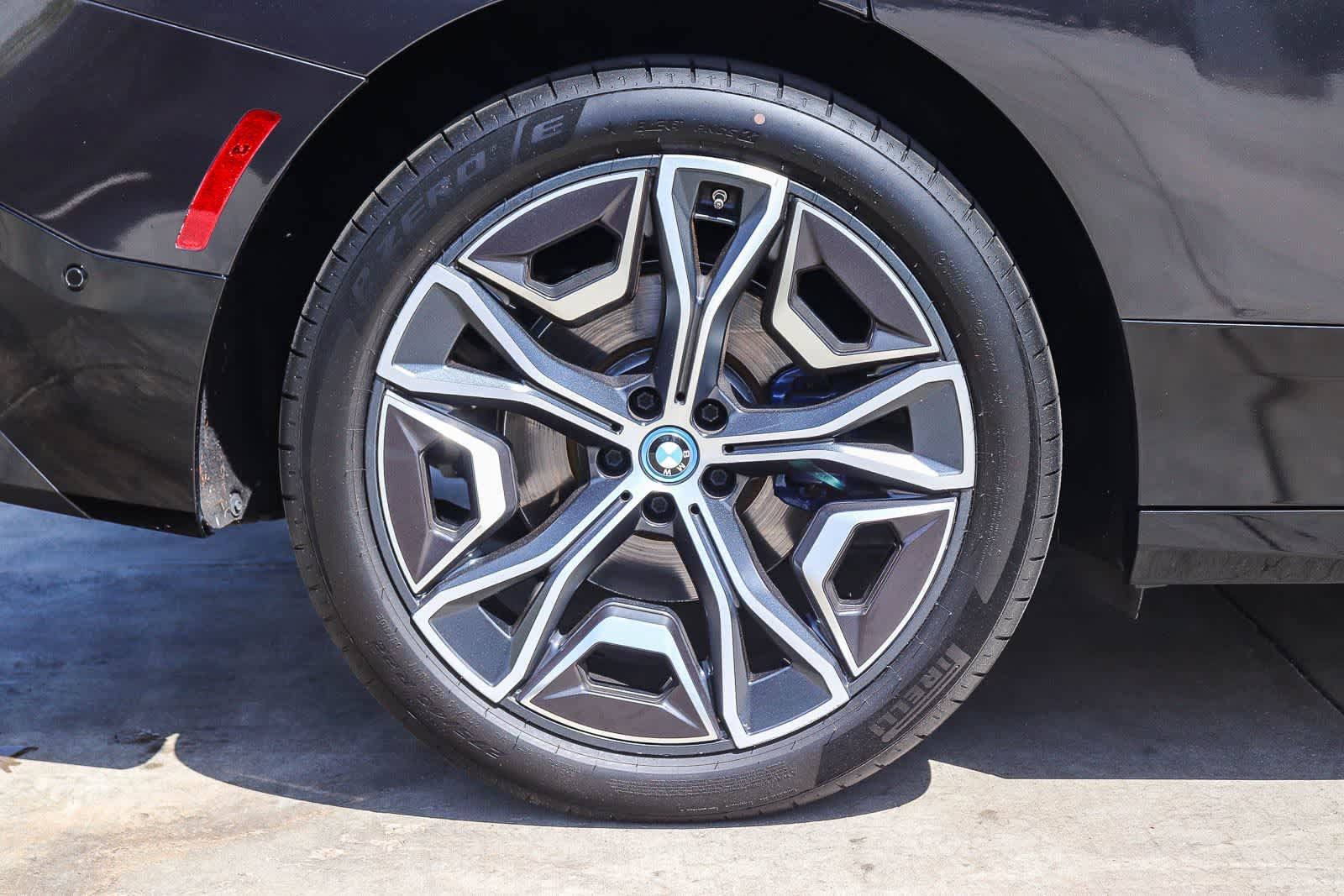Used 2025 BMW iX xDrive50 w/ Premium Package AWD/4WD image 8