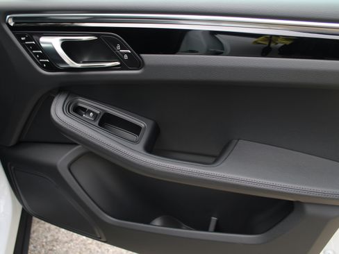 Certified 2025 Porsche Macan image 32