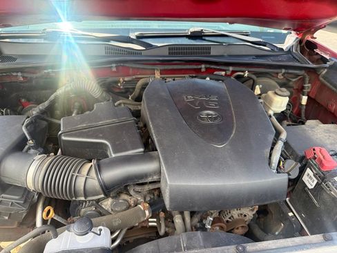 Used 2018 Toyota Tacoma SR5 AWD/4WD image 24