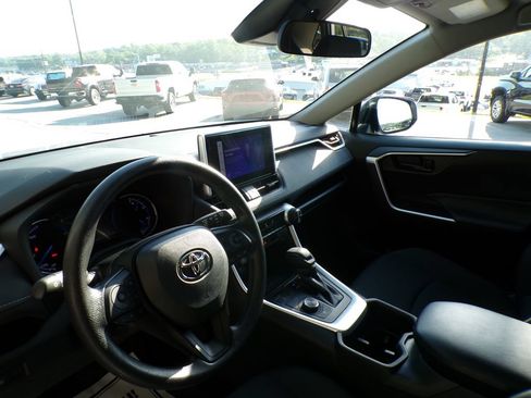 Used 2024 Toyota RAV4 LE AWD/4WD image 9