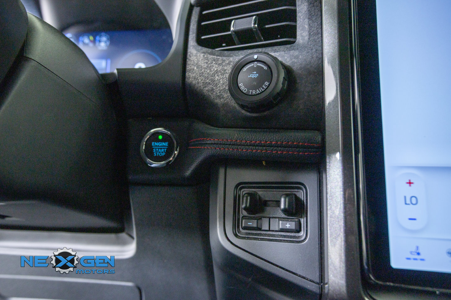 Used 2024 Ford Expedition Limited AWD/4WD image 23