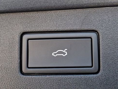 Used 2025 Volkswagen Tiguan SE image 28